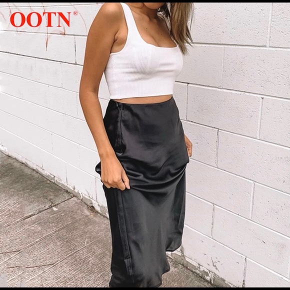 Black Skirt midi length. High Waist Satin sheen - Picture 2 of 5